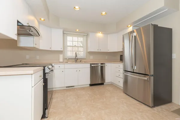 $305,000 | 11000 East Kramers Drive, Evansville, IN 47712