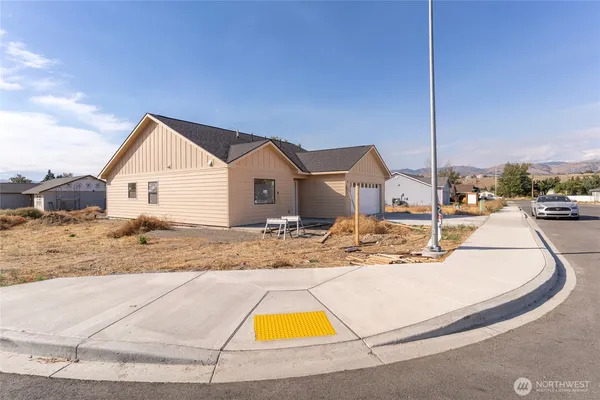 $300,000 | 420 Koala Avenue East, Omak, WA 98841
