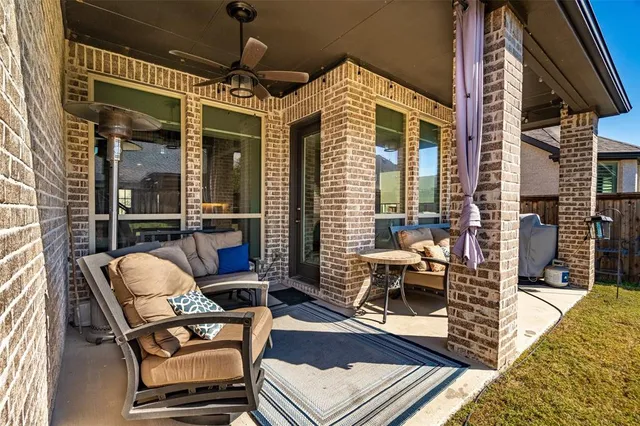 a sign broad on the side of a building