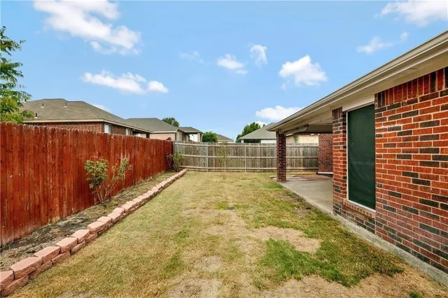 a view of a backyard