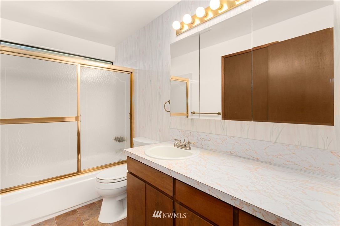 9411 215th Street Southwest Edmonds, WA 98020 - Photo 12 of 25 Gallery Image 12