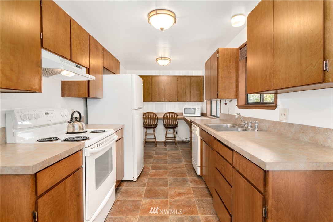 9411 215th Street Southwest Edmonds, WA 98020 - Photo 6 of 25 Gallery Image 6