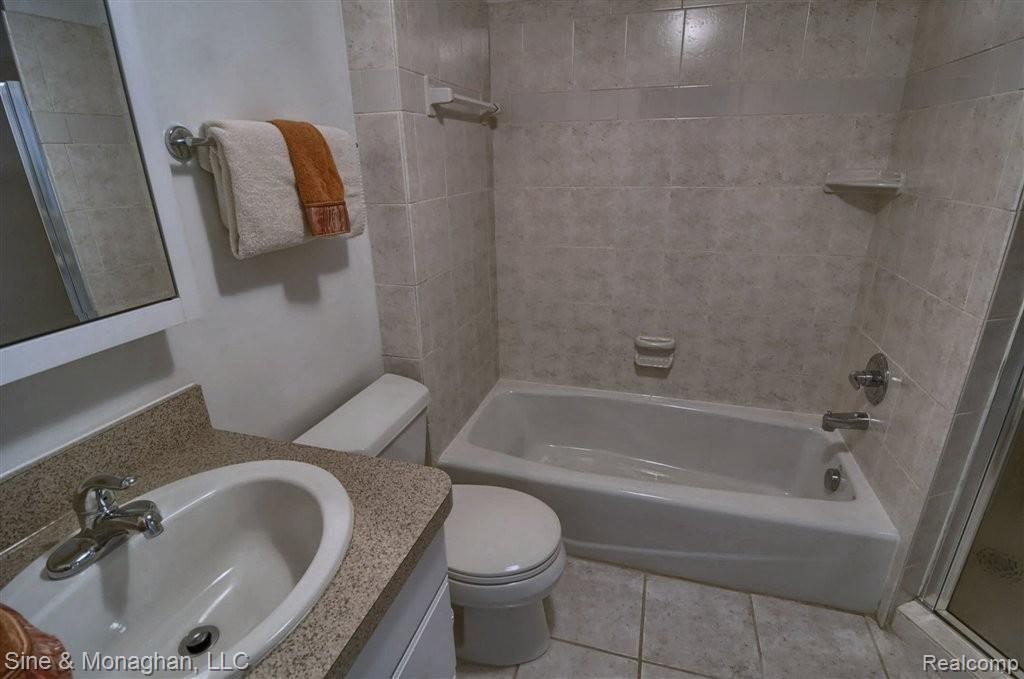 5 Hampton Road Grosse Pointe, MI 48236 - Photo 21 of 28 Bathroom.jpg