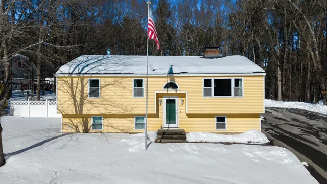 $549,900 | 8 Chongor Drive, Newton, NH 03858