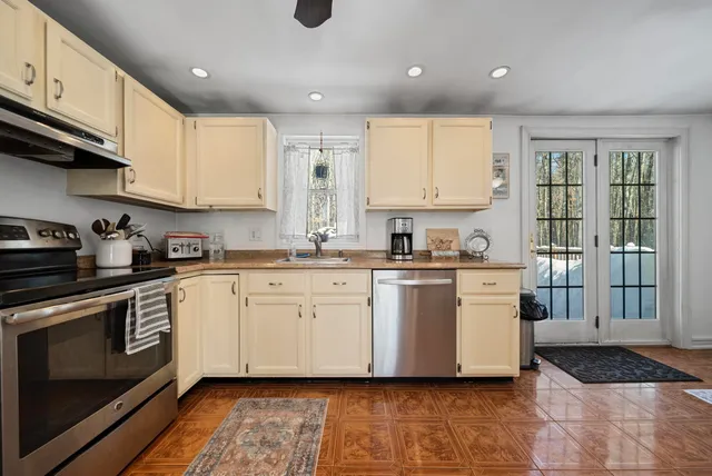 $549,900 | 8 Chongor Drive, Newton, NH 03858