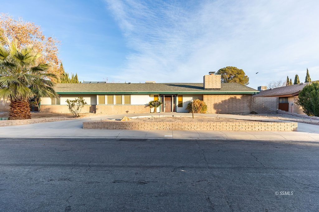 724 West Kevin Court Ridgecrest, CA 93555 - Photo 1 of 43 Gallery Image 1