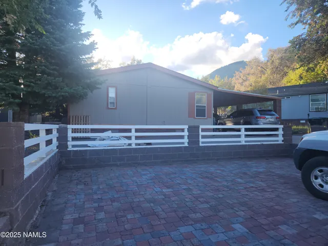 a view of backyard with a garden