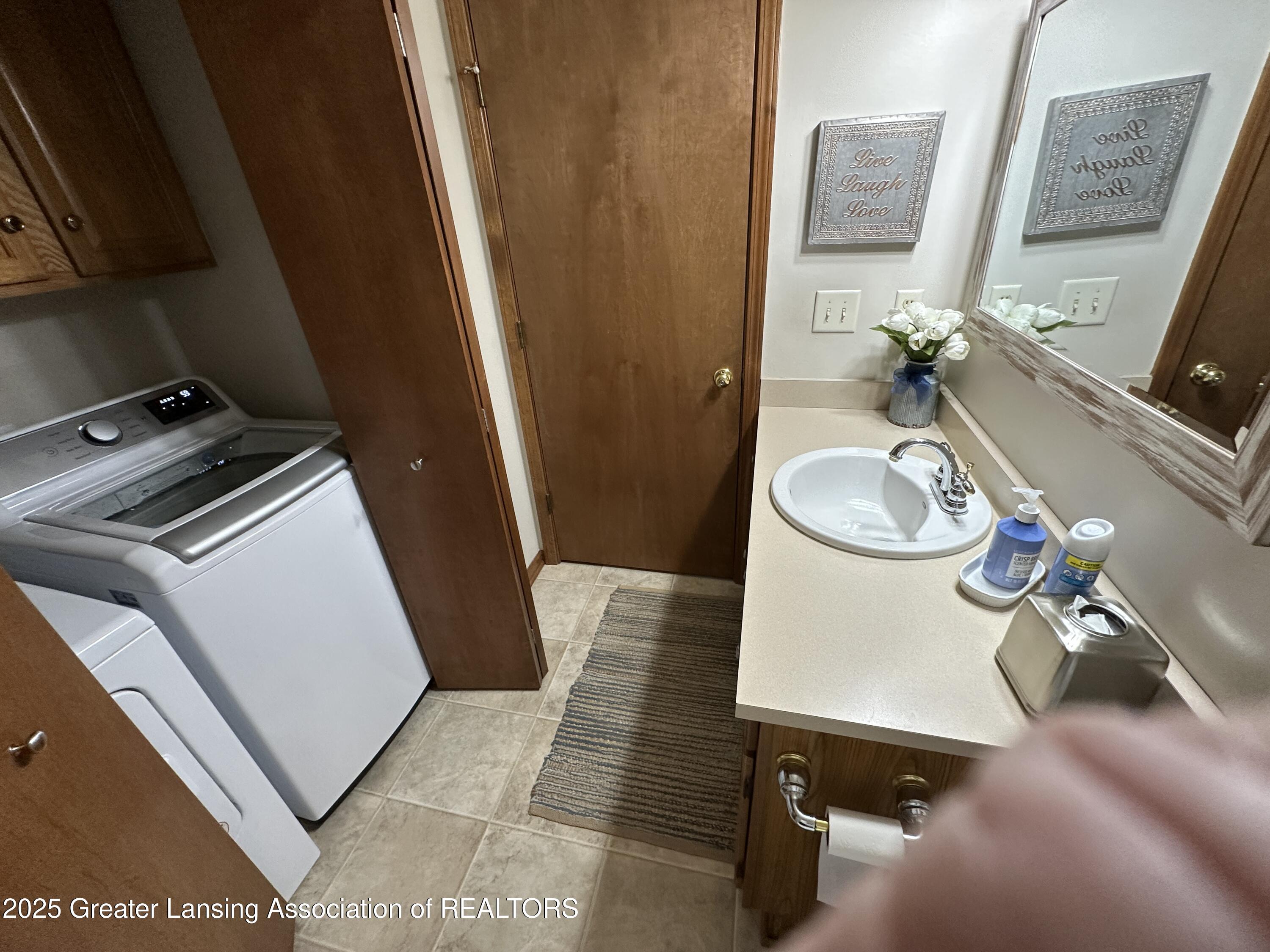 1032 Robins Road Lansing, MI 48917 - Photo 10 of 12 1stFloorLaundry