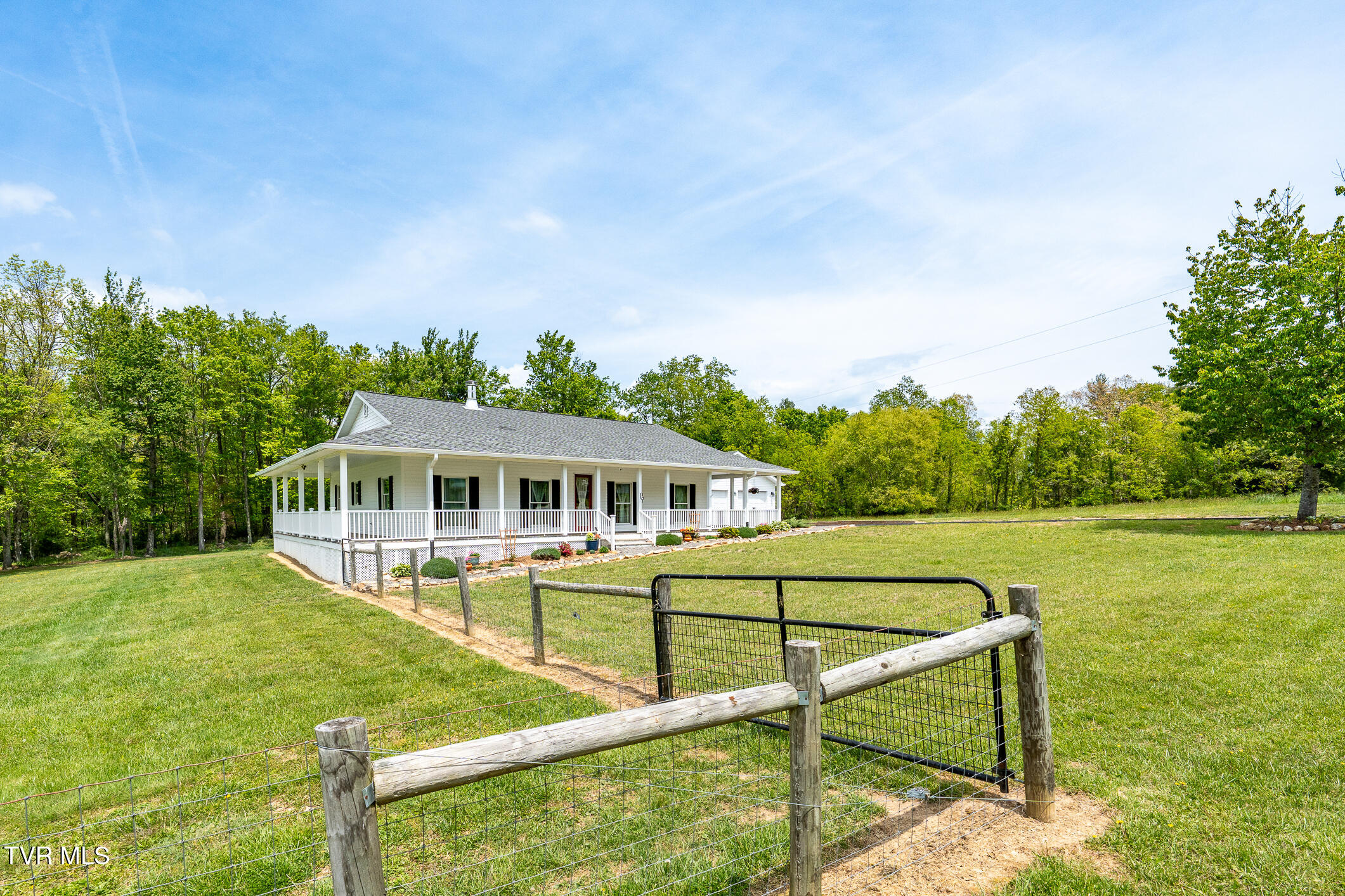 533 Harmon Road Mountain City, TN 37683 - Photo 4 of 75 533 Harmon Road (4 of 74)