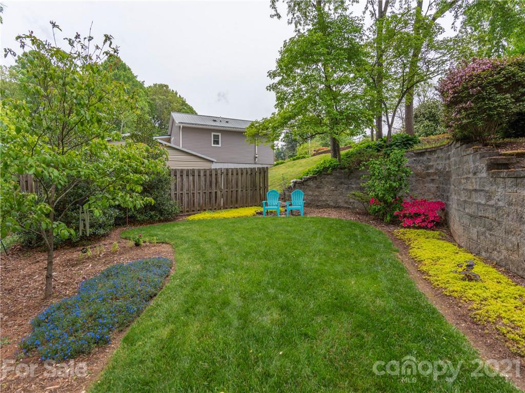 100 Ridgeline Road Clyde, NC 28721 - Photo 22 of 26 a backyard of a house with table and chairs