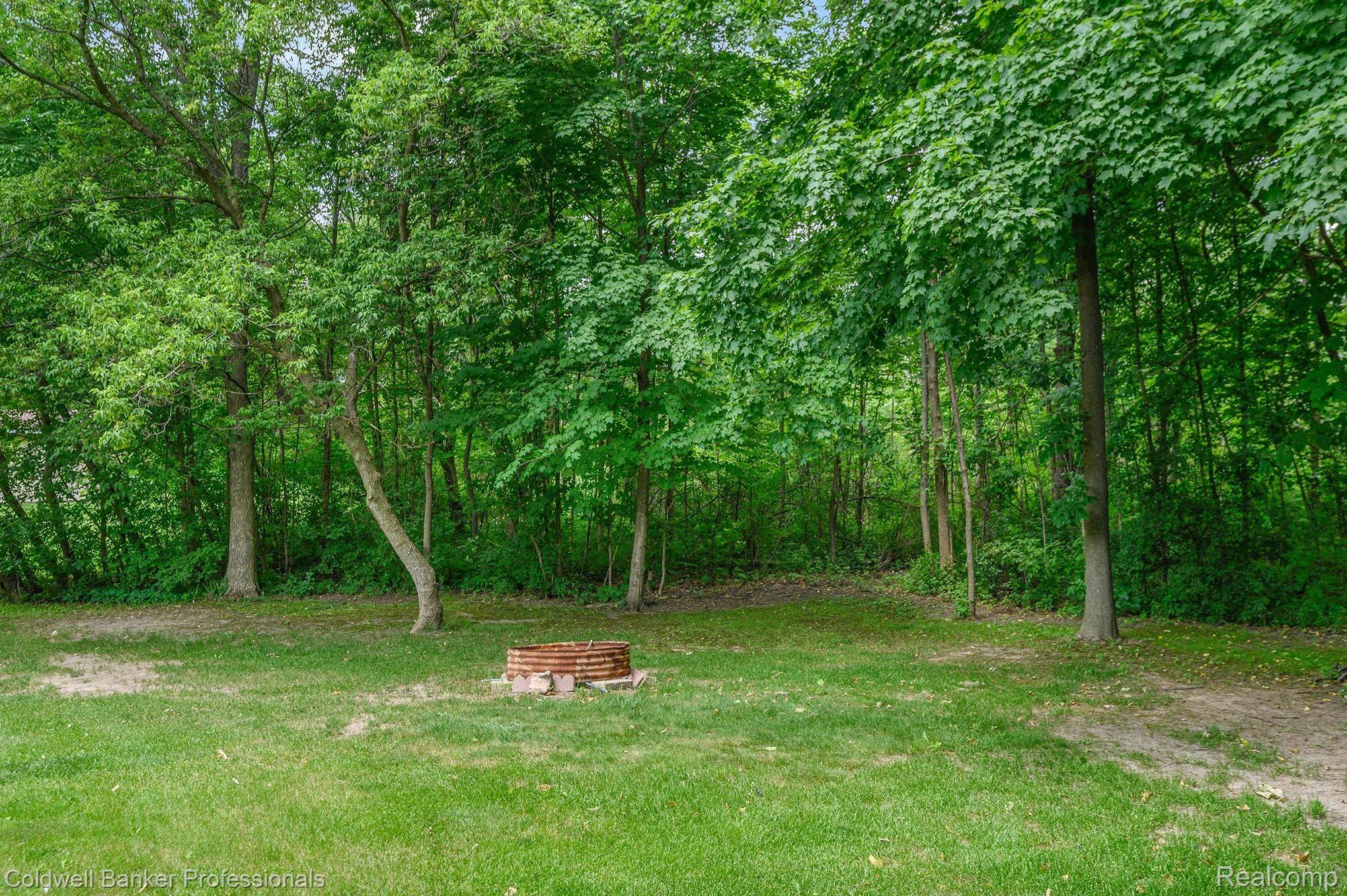 6522 East River Road Flushing, MI 48433 - Photo 7 of 29 Backyard With Firepit