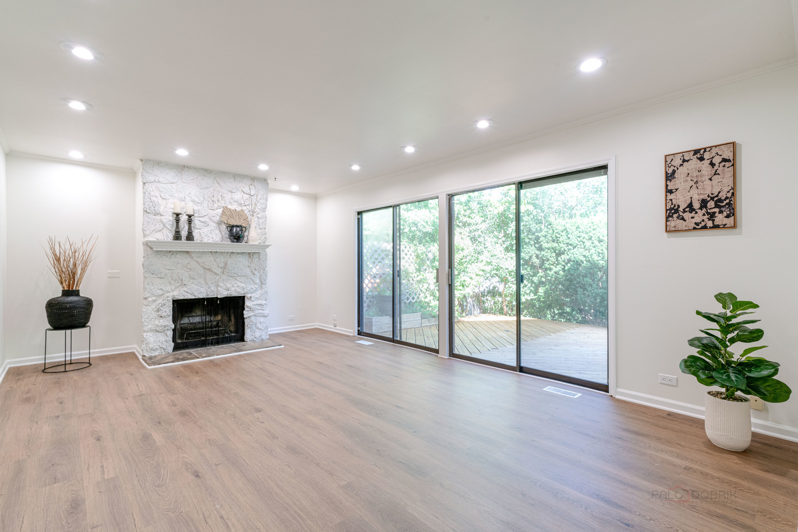 887 Saybrook Lane Buffalo Grove, IL 60089 - Photo 11 of 28 a view of a room window and wooden floor