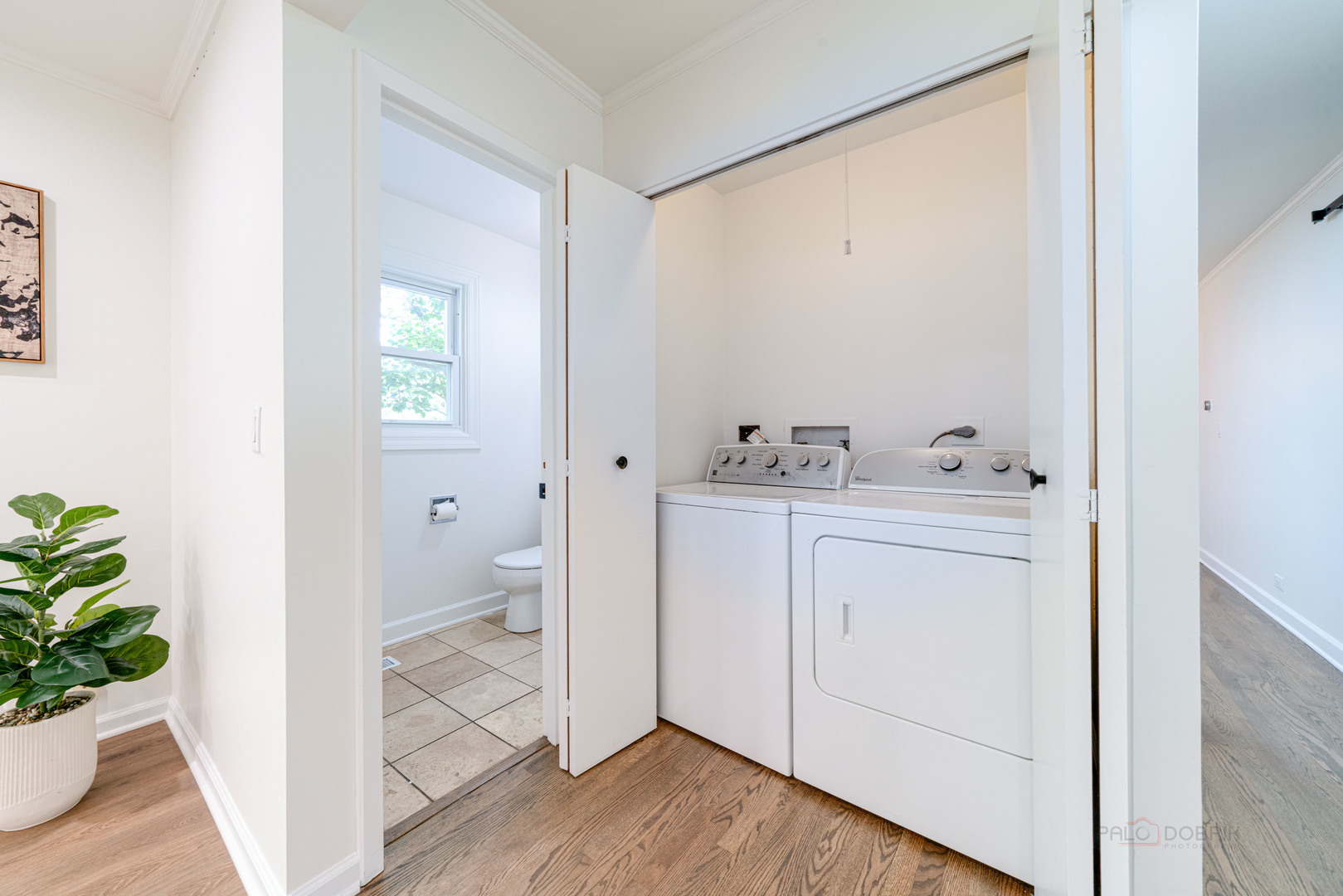 887 Saybrook Lane Buffalo Grove, IL 60089 - Photo 14 of 28 a view of bathroom with a sink toilet and tub