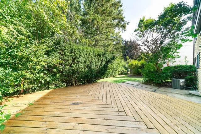 a view of backyard with a garden
