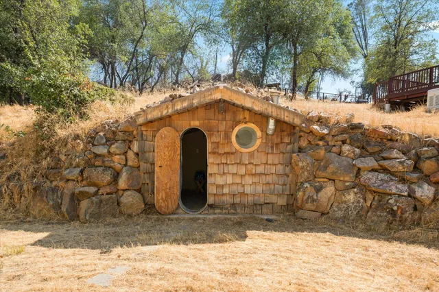 $895,000 | 20119 Sunrise Drive, Redding, CA 96003