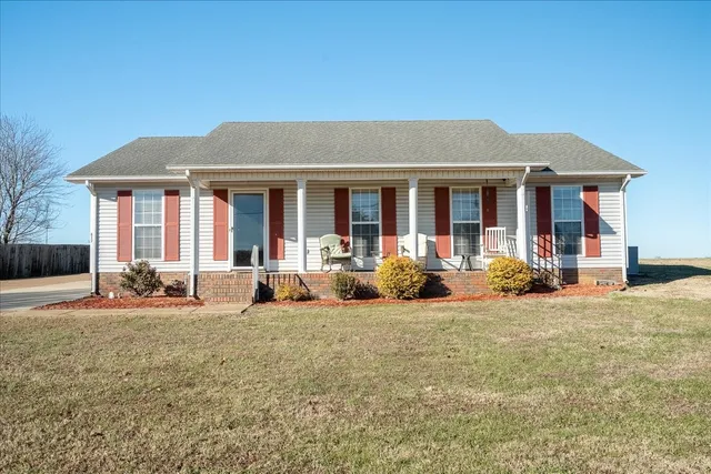 a view of a house with yard and porch