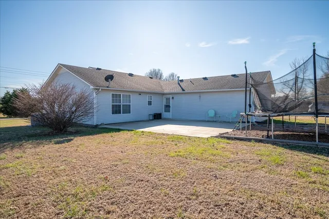 a view of a backyard