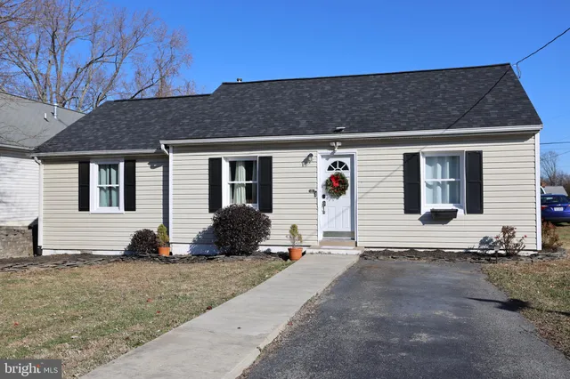 $330,000 | 113 Hillcrest Drive, Fredericksburg, VA 22401