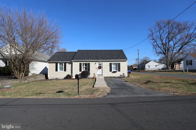 $330,000 | 113 Hillcrest Drive, Fredericksburg, VA 22401