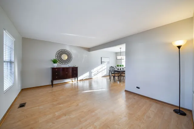 $369,900 | 119 Canton Lane, Streamwood, IL 60107