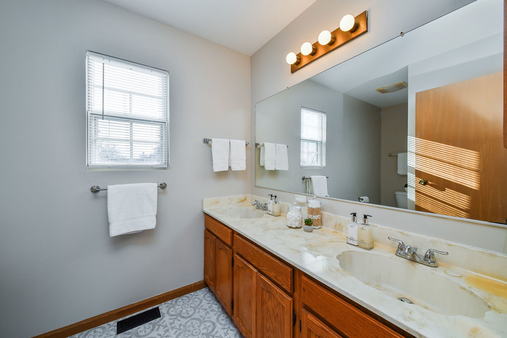 119 Canton Lane Streamwood, IL 60107 - Photo 15 of 28 a bathroom with a sink and a mirror