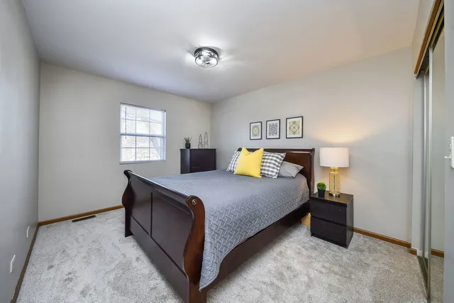 $369,900 | 119 Canton Lane, Streamwood, IL 60107