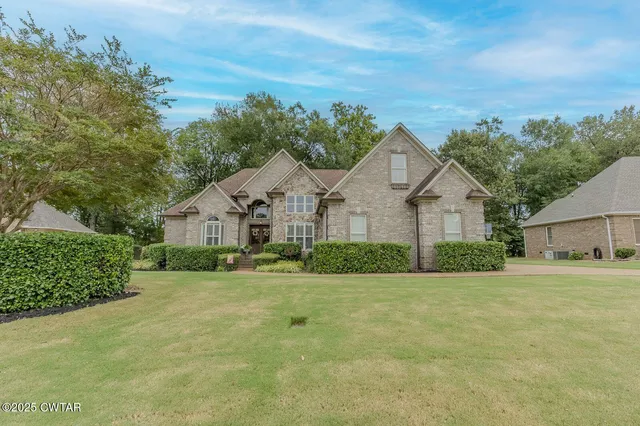 a view of a yard in front of house
