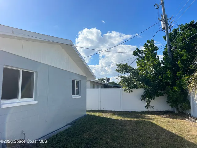 a view of a backyard