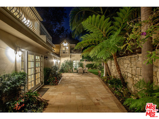 937 Chantilly Road Los Angeles, CA 90077 - Photo 3 of 34