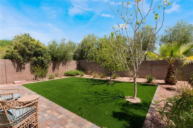 $2,595 | 10436 Beachwalk Place, Las Vegas, NV 89144