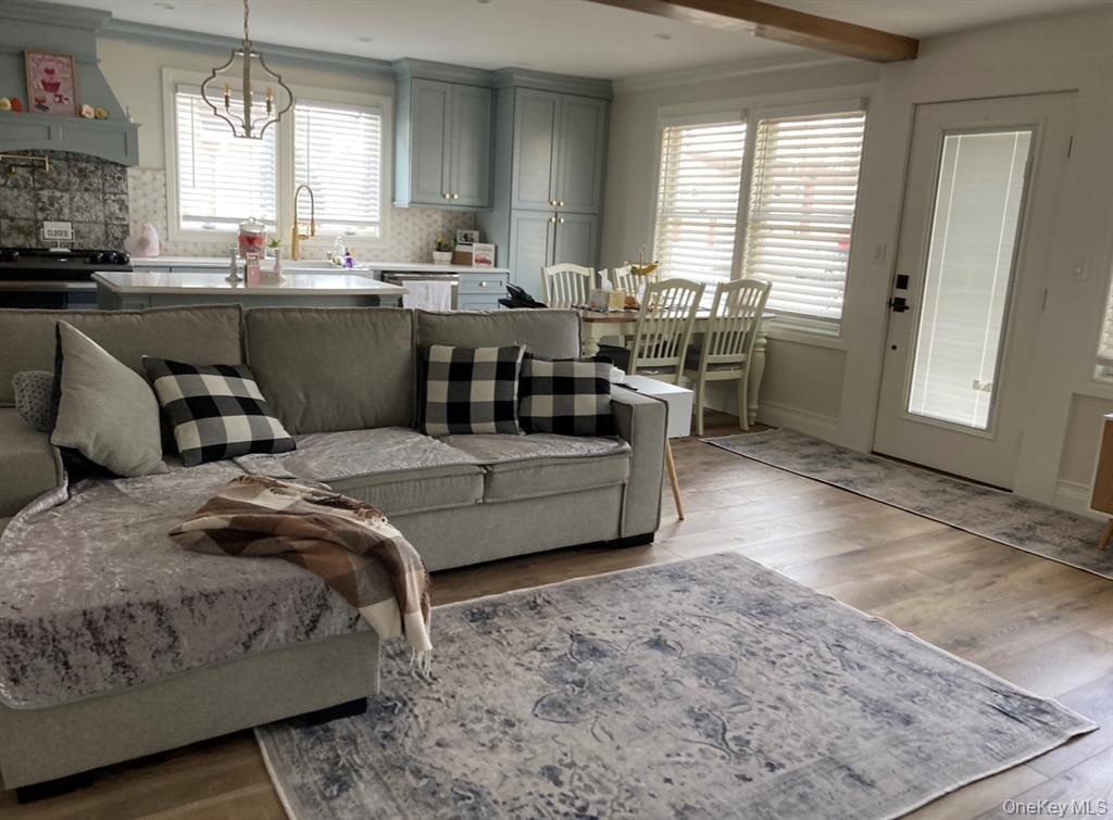 286 Beachview Street Copiague, NY 11726 - Photo 3 of 9