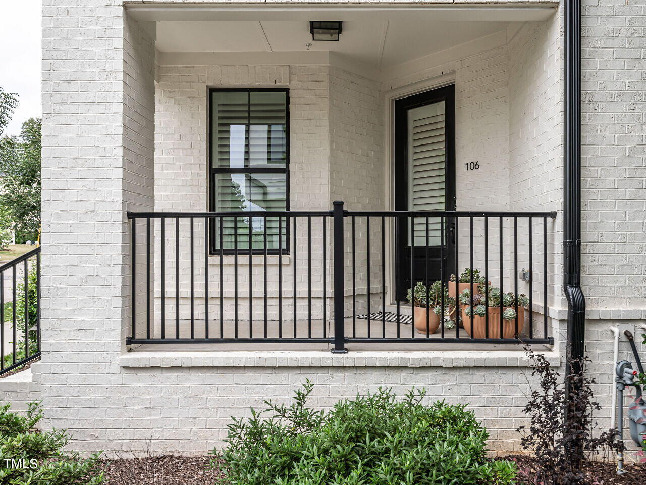 1611 Draper View Loop, Unit 106 Raleigh, NC 27608 - Photo 5 of 27 005-1280x960-front-porch
