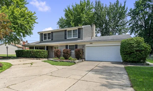 $369,000 | 25964 Kilreigh Drive, Farmington, MI 48336