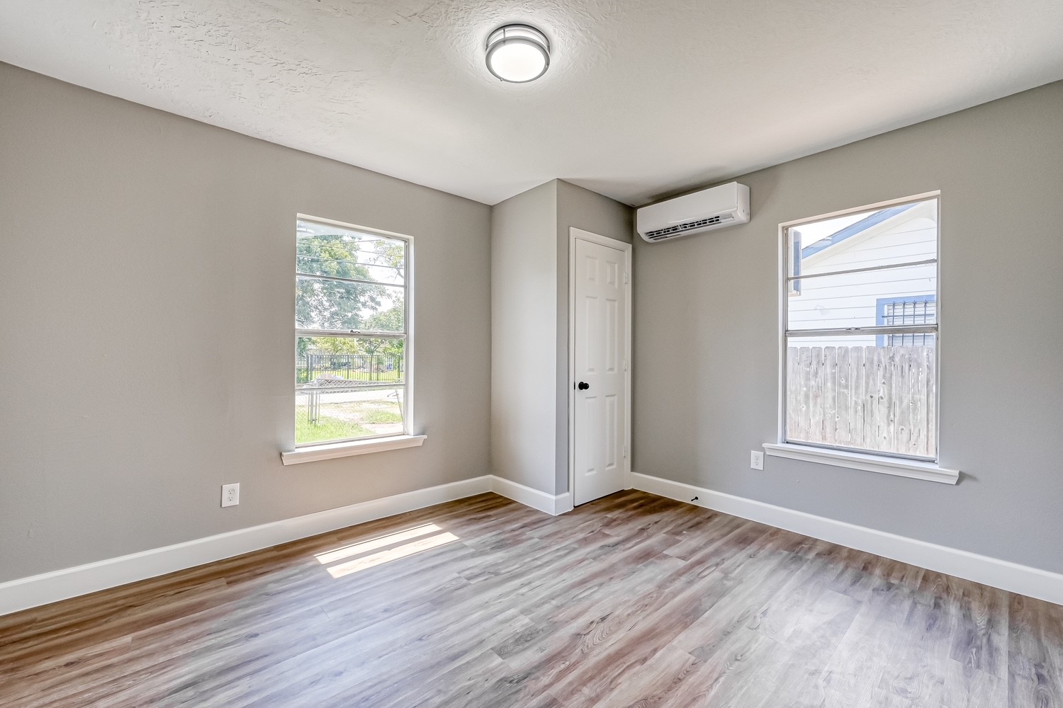 6715 Victoria Street, Unit A Houston, TX 77020 - Photo 14 of 34 a view of an empty room with wooden floor and a window