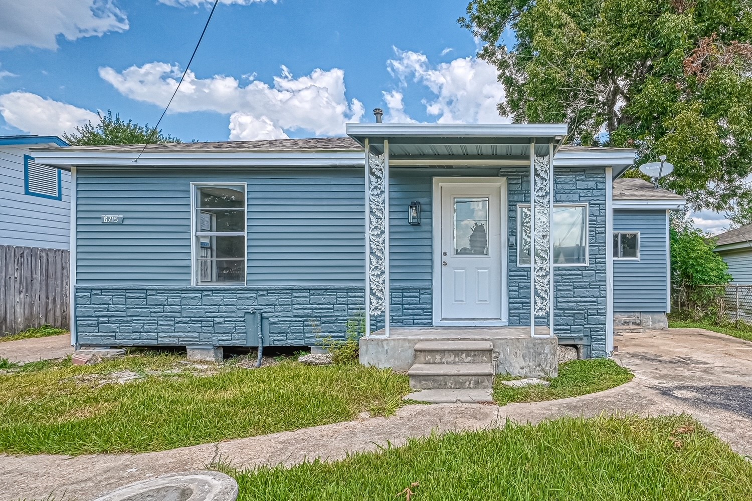 6715 Victoria Street, Unit A Houston, TX 77020 - Photo 5 of 34 front view of a house with a yard