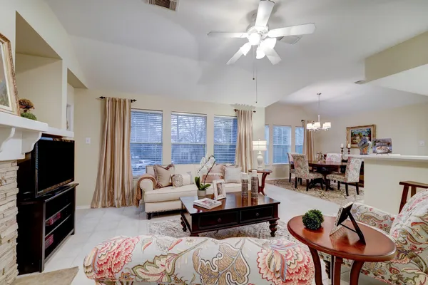 $2,200 | 10 Stone Creek Place, The Woodlands, TX 77382
