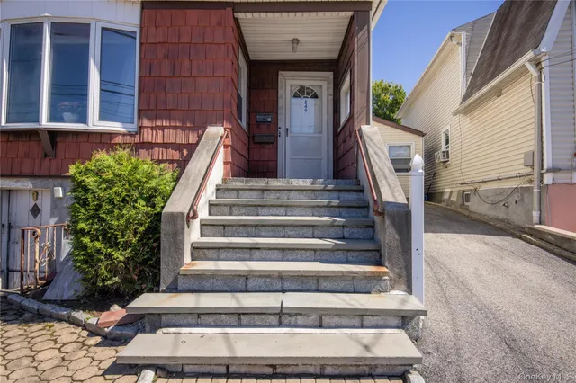 a view of entryway with a front door