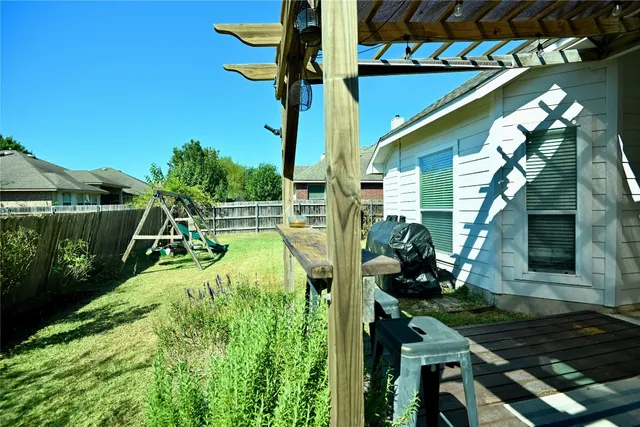 a view of an house with backyard