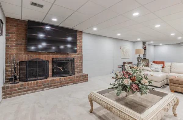 $750,000 | 10520 Wilmington Drive, Evansville, IN 47725