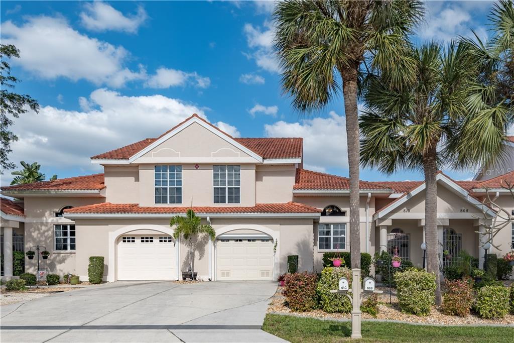 Stunning 2 bedroom, 2.5 bath Isles Garden villa with pool and powerboat access in 10 minutes to Charlotte Harbor leading to the Gulf of Mexico.