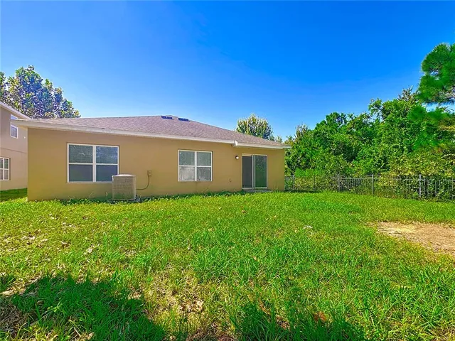 a view of a house with backyard and garden