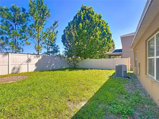 a view of a yard with an house