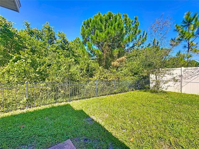 a view of yard with green space