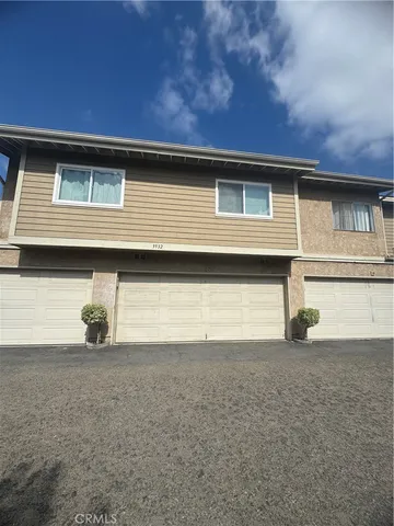 a view of empty room with window