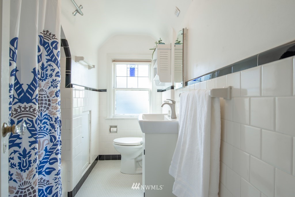 3011 West Viewmont Way West Seattle, WA 98199 - Photo 11 of 28 a bathroom with a toilet sink and shower