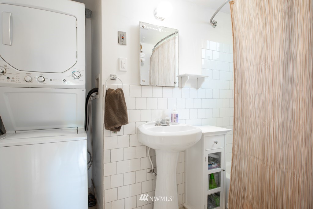 3011 West Viewmont Way West Seattle, WA 98199 - Photo 18 of 28 a bathroom with a sink and mirror