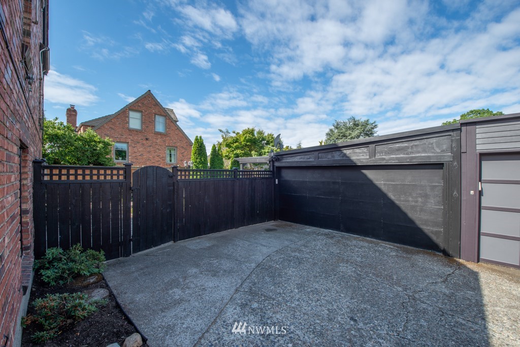 3011 West Viewmont Way West Seattle, WA 98199 - Photo 26 of 28 a balcony view with a backyard space