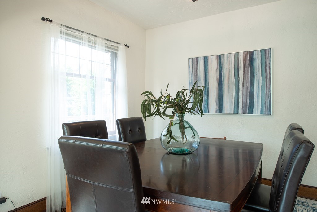 3011 West Viewmont Way West Seattle, WA 98199 - Photo 5 of 28 a view of table and chair
