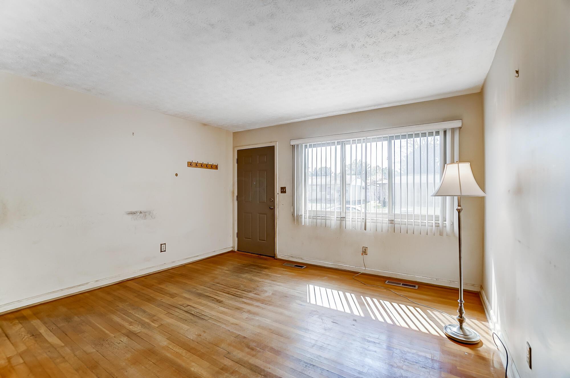 2094 Ward Road Columbus, OH 43224 - Photo 3 of 35 004