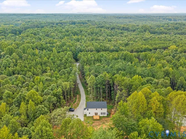a view of a garden with a building in front of it